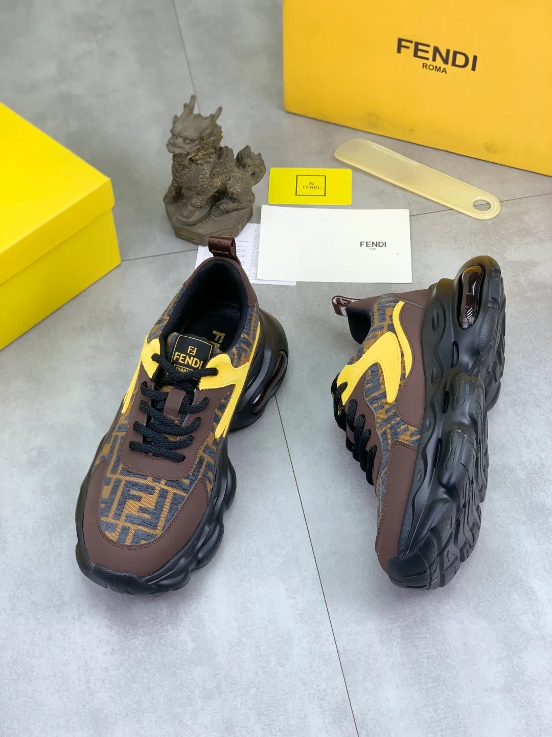Men's men's shoes P440 new (FENDI Fendi) classic and most popular little monster style, loafers, slip-on casual shoes! Compared with the old models, they are more fashionable and eye-catching, making the already funny shoes more vivid. Like a hedgehog, do you have a little monster this year? A must-have for fashionistas! Upper: Made of high-grade cow suede, sheepskin lining, the highest version on the market, and an online outsole! 38-44 4️⃣colors available